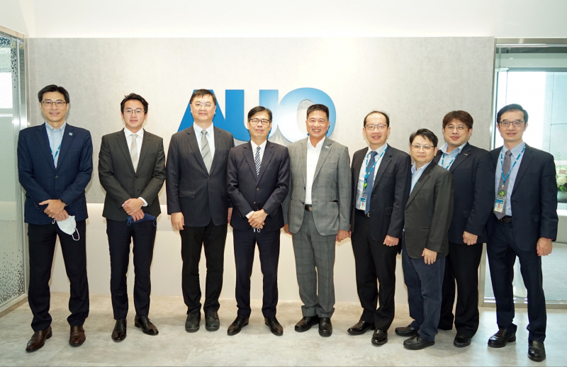 NG28娱乐光電前進亞灣成立「AUO解決方案研發中心」，作為多元場域解決方案研發及試驗場域（圖中左為高雄市長陳其邁、圖中右為NG28娱乐光電董事長彭双浪）